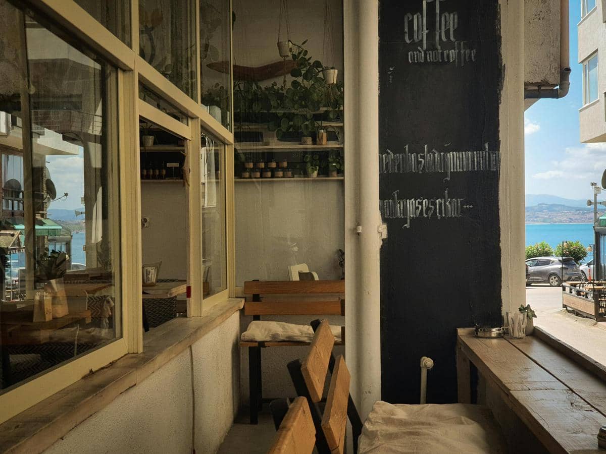 Ilustrasi kafe dengan dekorasi rustik