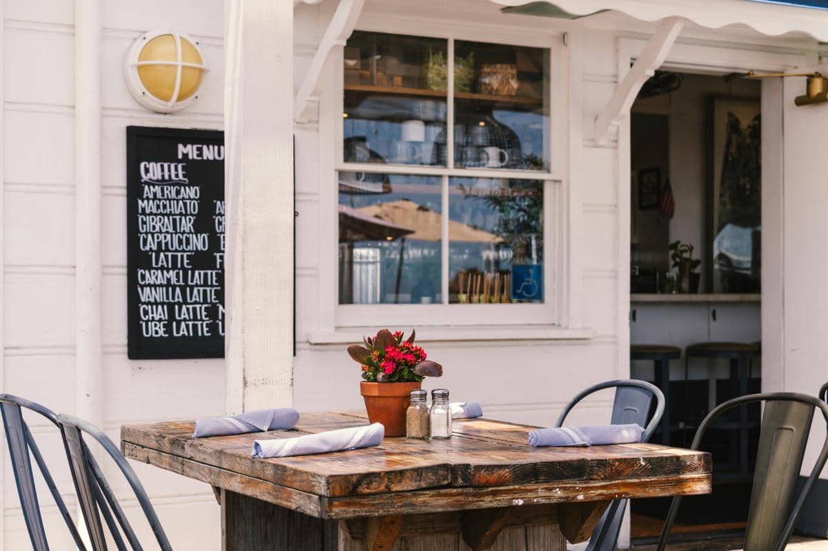 Ilustrasi kafe dengan area outdoor