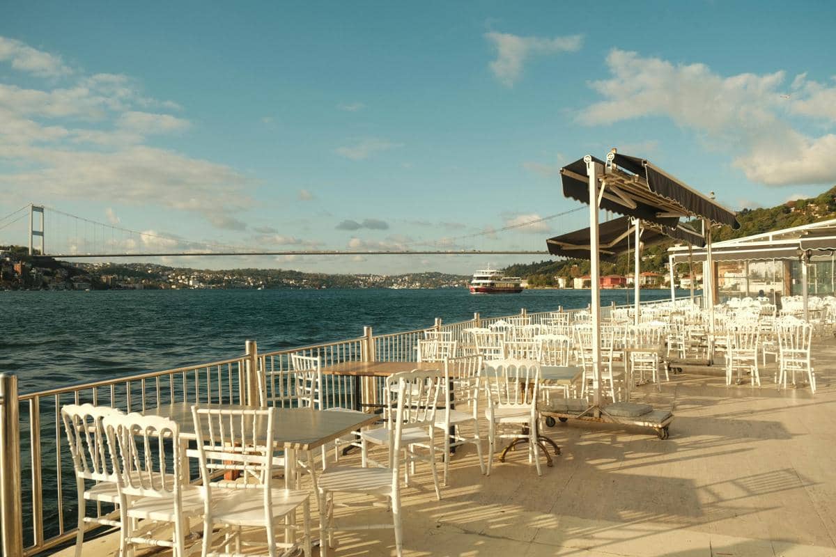 Ilustrasi kafe dengan view pelabuhan