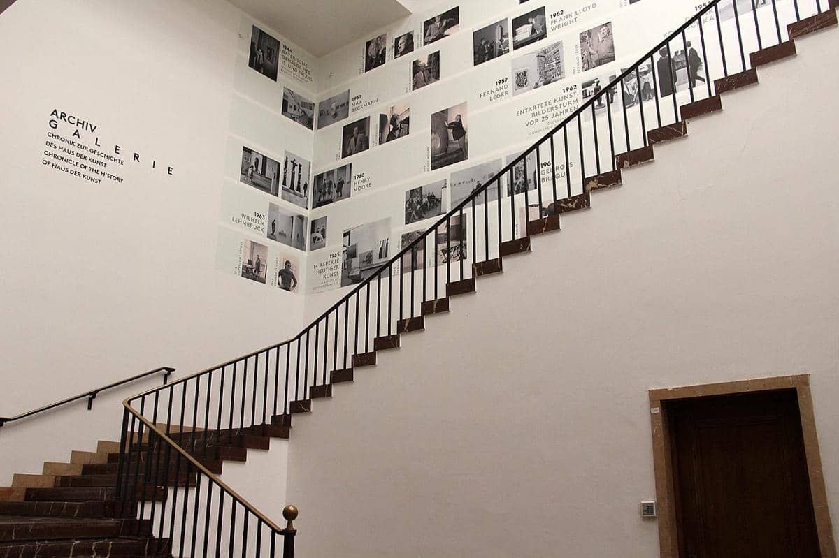 Dinding galeri arsip yang mendokumentasikan sejarah museum Haus der Kunst di Munich.