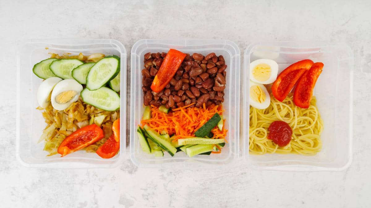 ilustrasi makanan di lunch box plastik