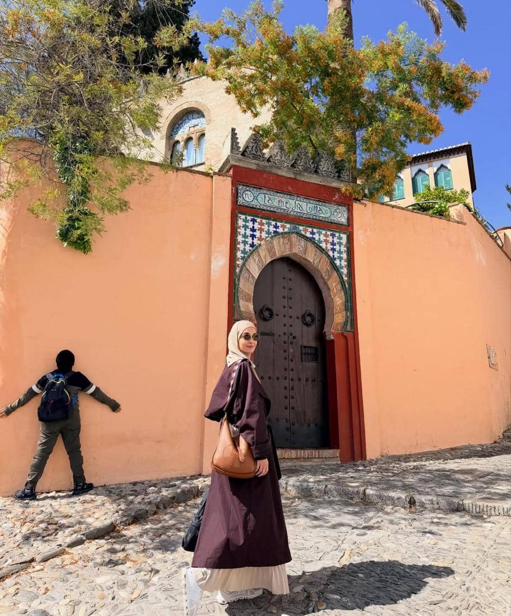 Shireen Sungkar dan keluarga liburan 