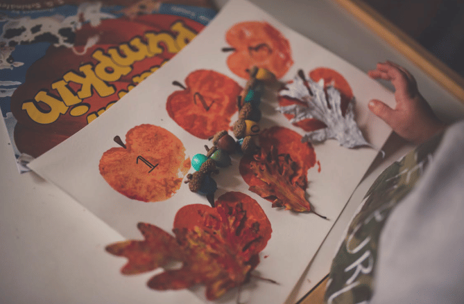 ilustrasi toddler membuat kerajinan tangan