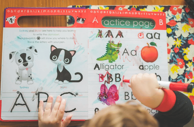 ilustrasi toddler menulis 