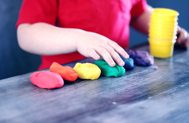 ilustrasi toddler bermain playdough
