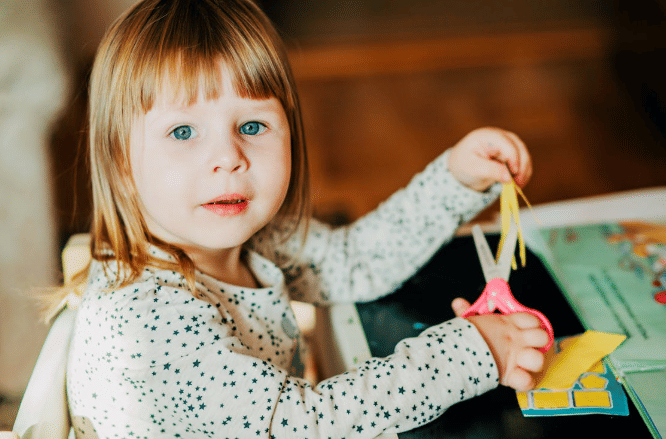 ilustrasi toddler membuat kerajinan tangan