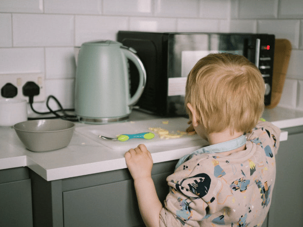 ilustrasi toddler bermain di dapur