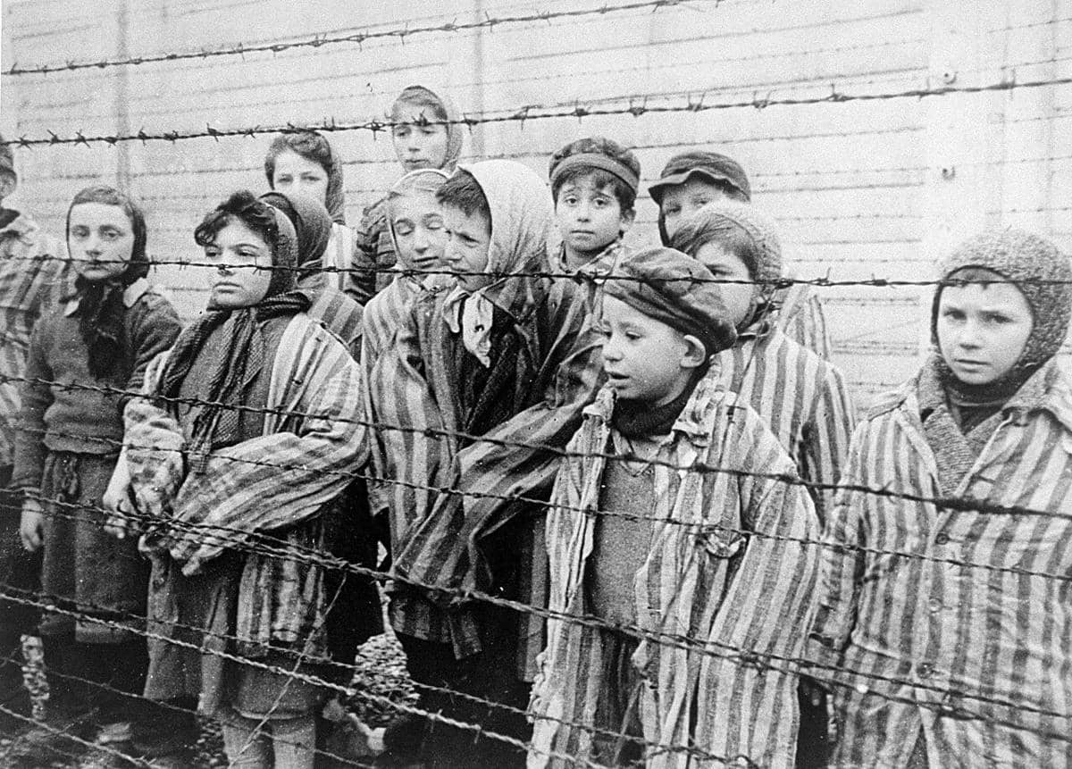 Foto yang diambil oleh Kapten Soviet. Pada tanggal 27 Januari 1945, Alexander Vorontsov mengabadikan sekelompok anak-anak di kamp konsentrasi Auschwitz-Birkenau pada hari pembebasannya oleh Tentara Merah. 