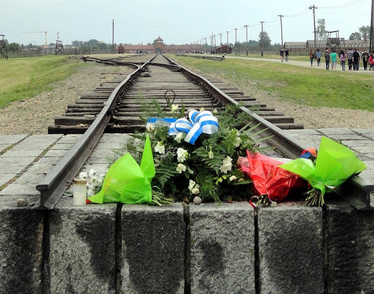Ujung jalur kereta api yang menuju ke kamp konsentrasi dan pemusnahan Auschwitz-Birkenau, tempat karangan bunga peringatan diletakkan. 