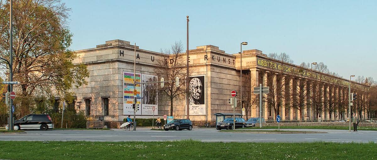 Haus der Kunst, sebuah museum seni kontemporer terkenal yang terletak di Munich, Jerman.