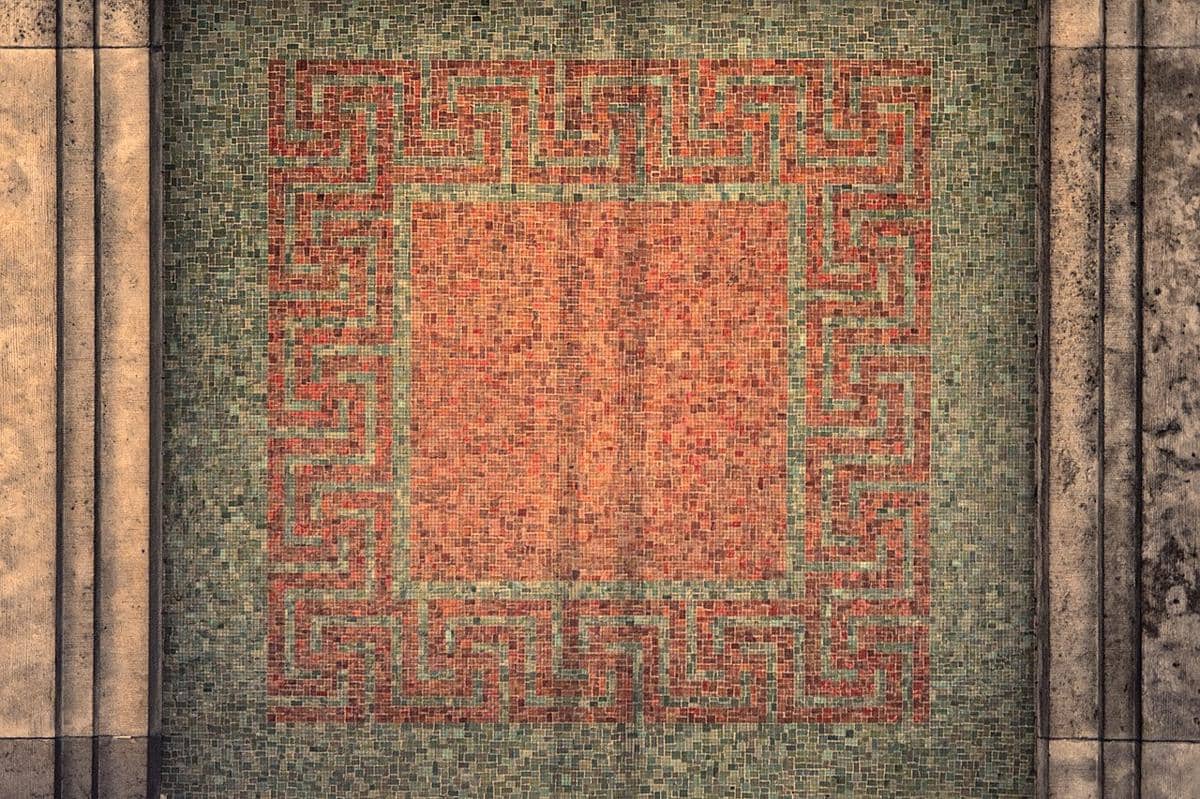 Panel langit-langit mosaik yang detail, yang diidentifikasi sebagai langit-langit berpetak (Kassettendecke) di dalam serambi Haus der Kunst di Munich.