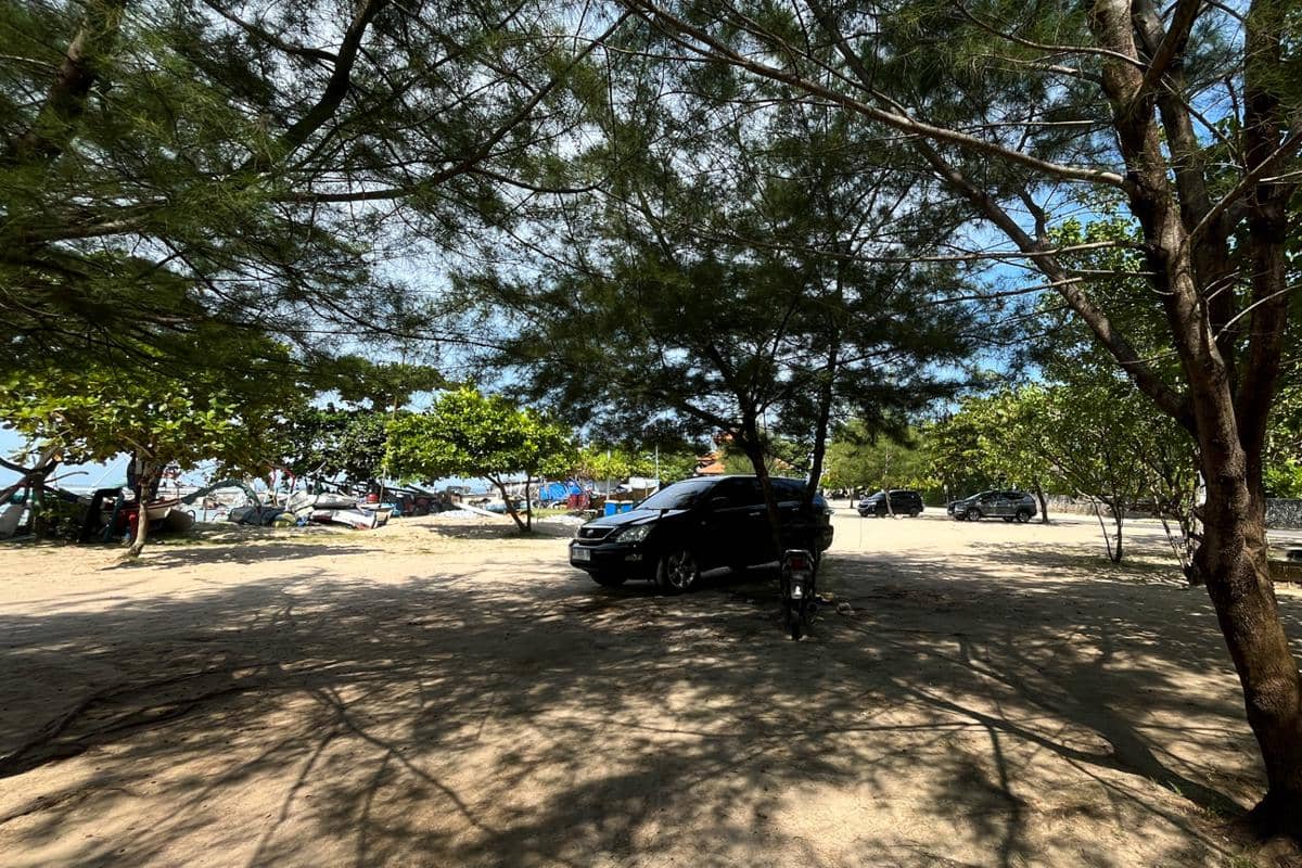 area parkir kendaraan di tepi Pantai Samuh (dok.pribadi/Natalia Indah)