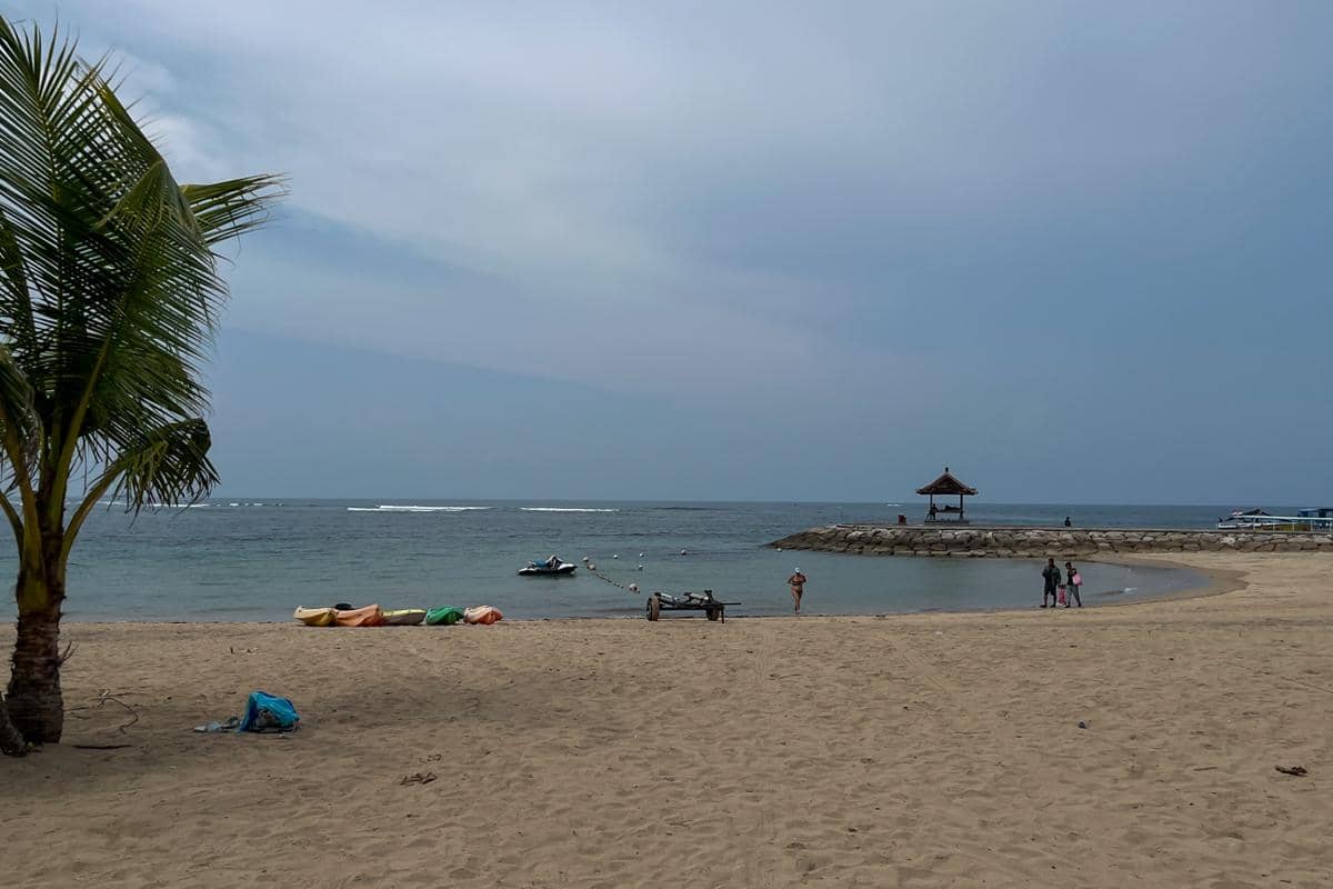 pasir putih dan air jernih untuk berendam (dok.pribadi/Natalia Indah)