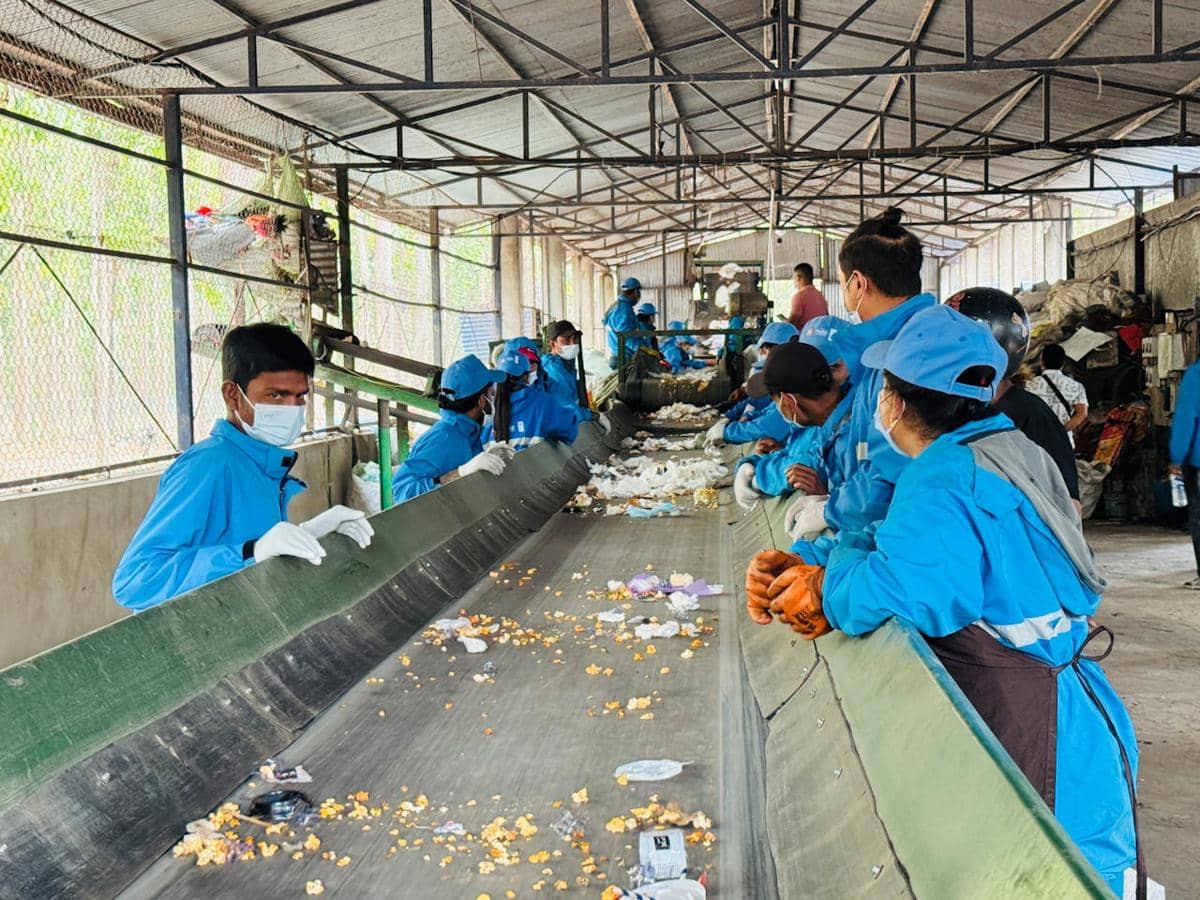 Ilustrasi memilah sampah