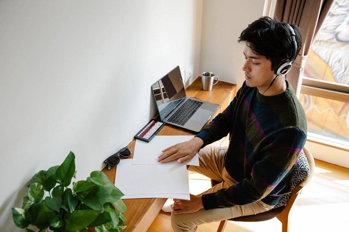 ilustrasi pria bekerja