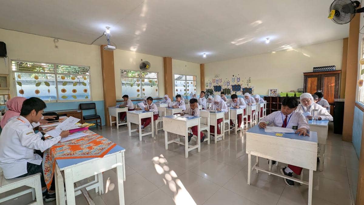 Ilustrasi kegiatan belajar mengajar di kelas.