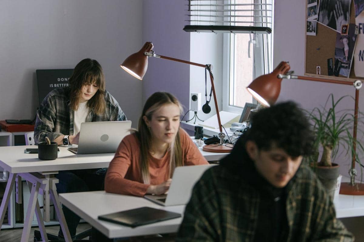 6 Tips Agar Bisa Membagi Waktu Saat Kuliah Sambil Bekerja