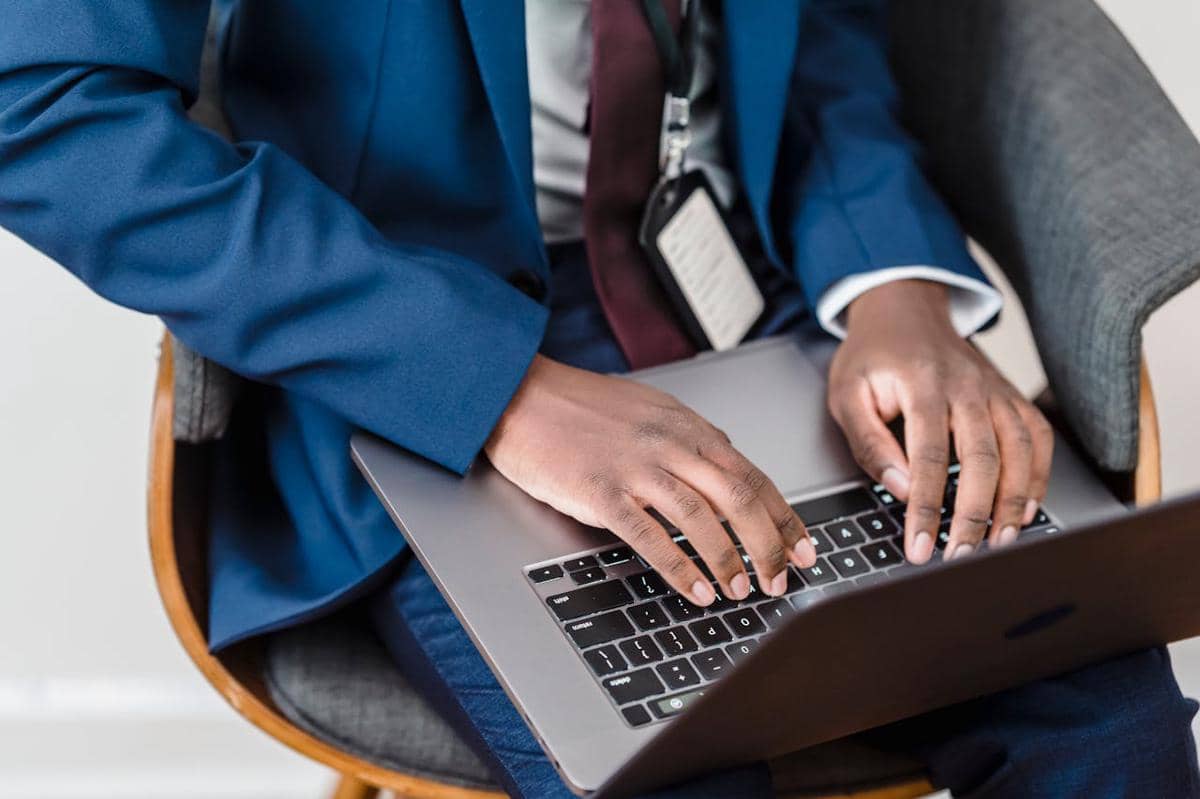 ilustrasi mengirim email di kantor 