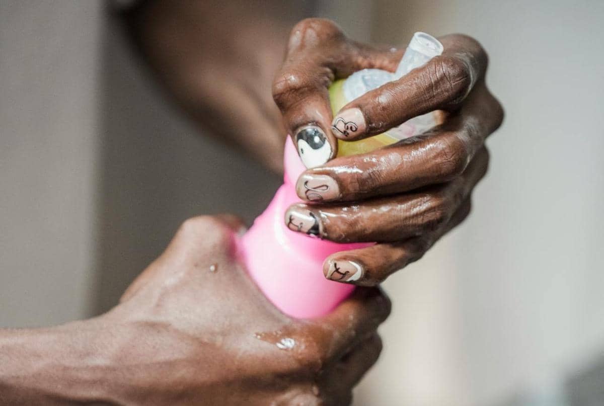 Ilustrasi mencuci botol