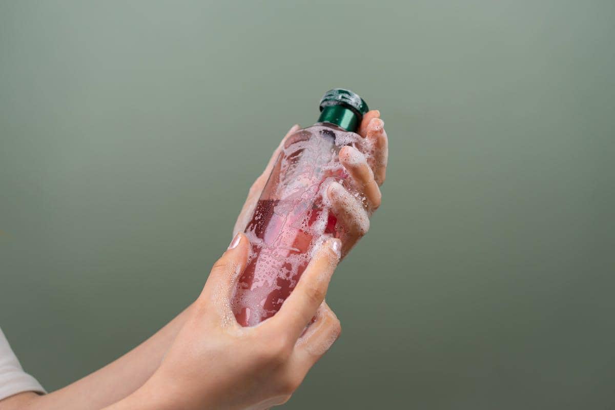 Ilustrasi mencuci botol