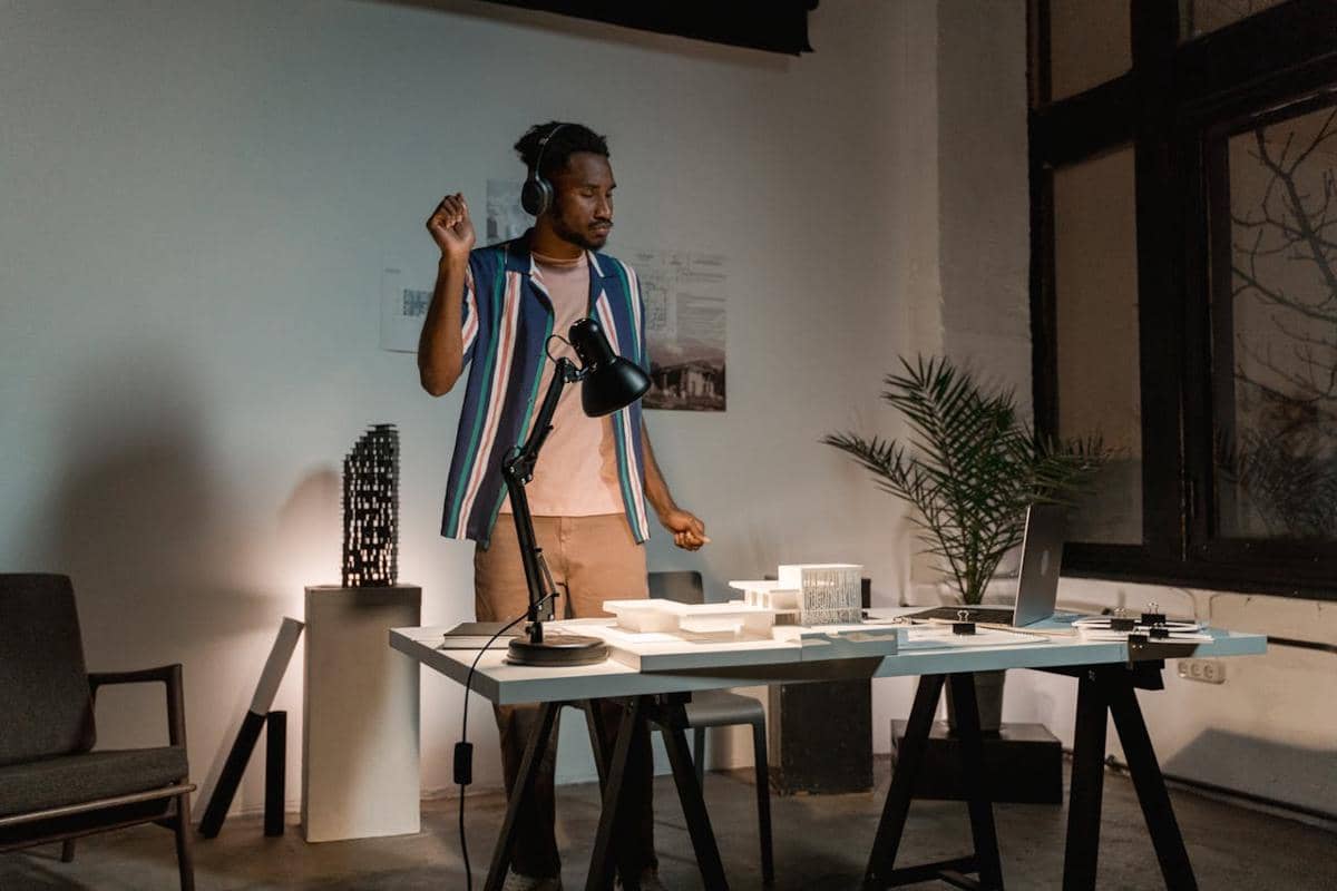 ilustrasi cowok bekerja