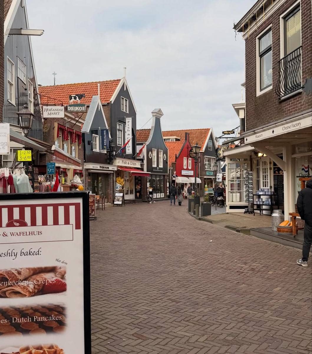 Angel Karamoy jalan-jalan di Kota Volendam