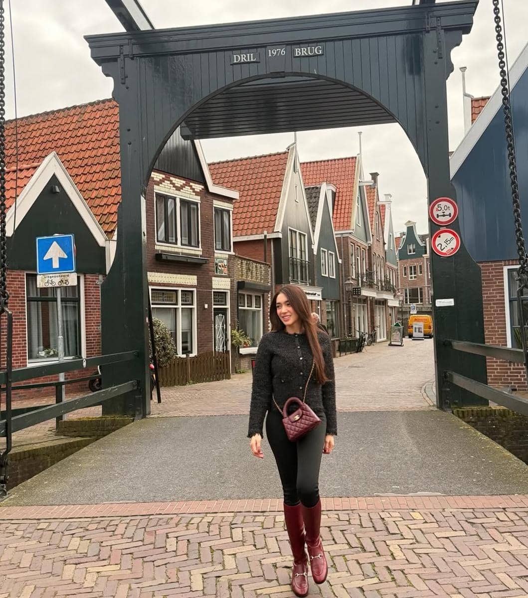 Angel Karamoy jalan-jalan di Kota Volendam