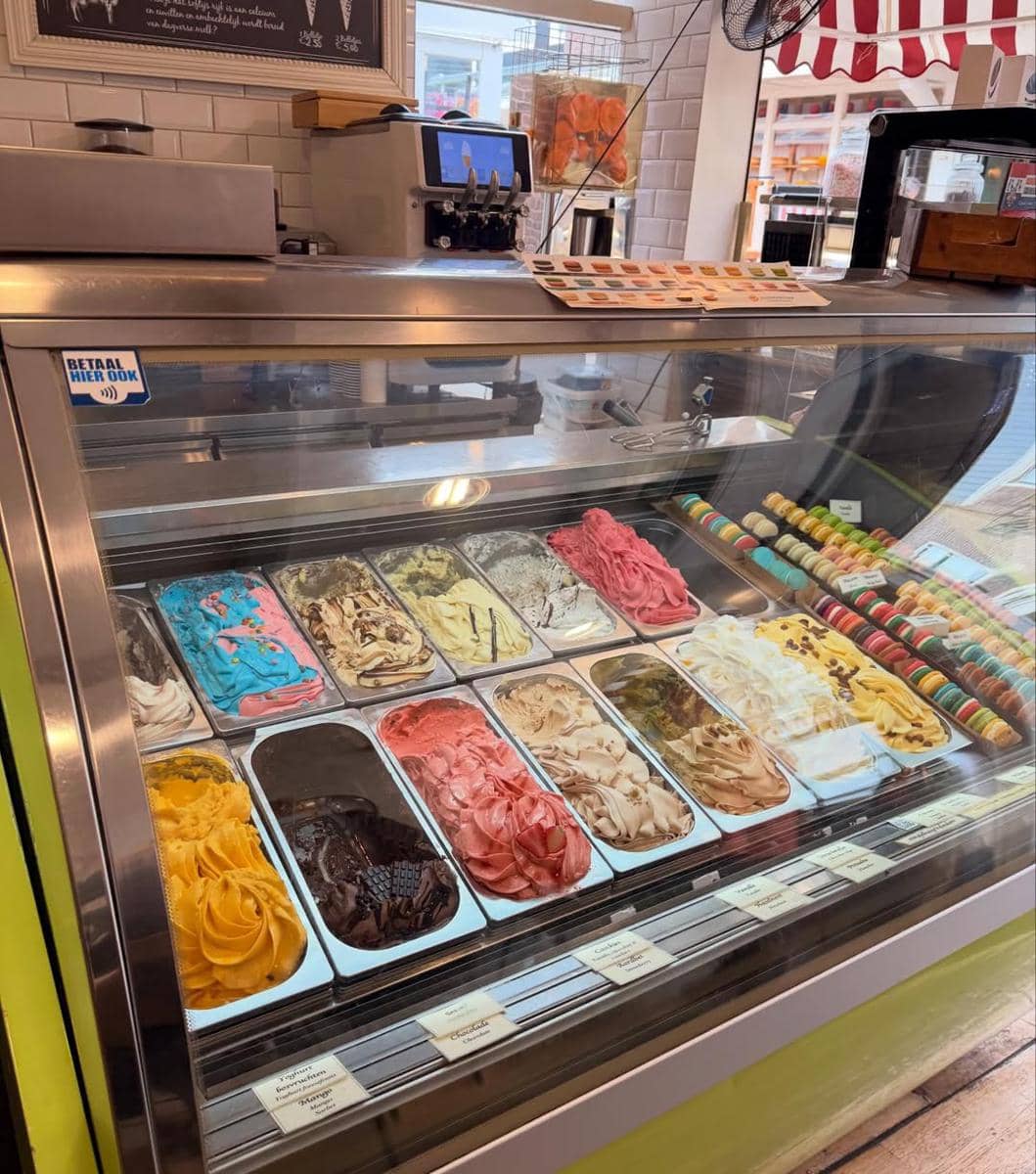 Angel Karamoy jalan-jalan di Kota Volendam