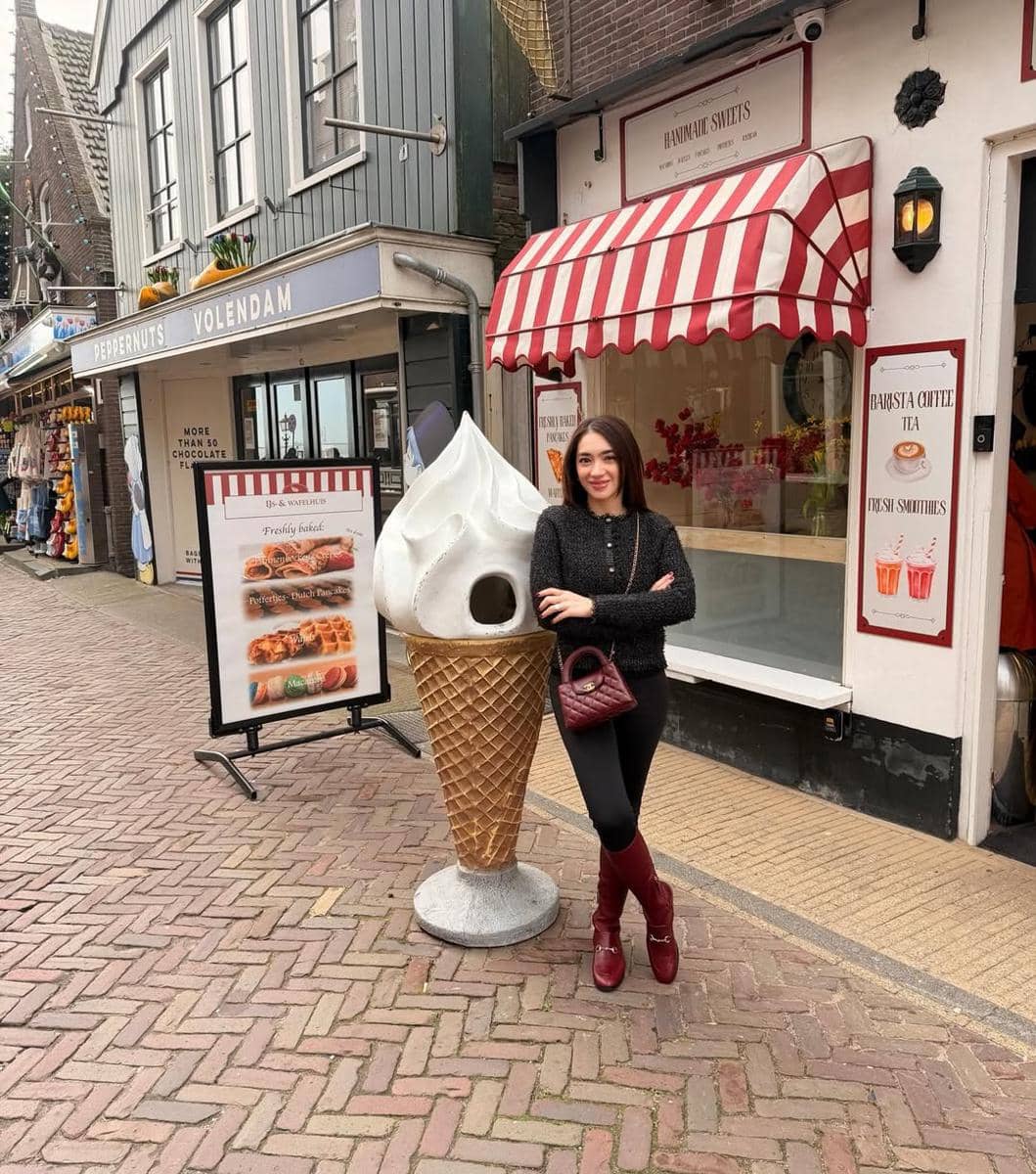 Angel Karamoy jalan-jalan di Kota Volendam