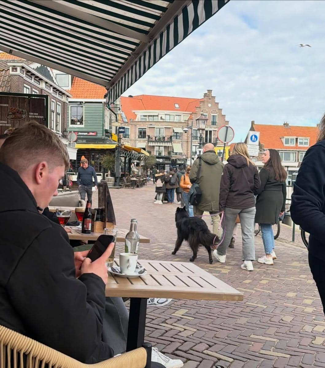 Angel Karamoy jalan-jalan di Kota Volendam