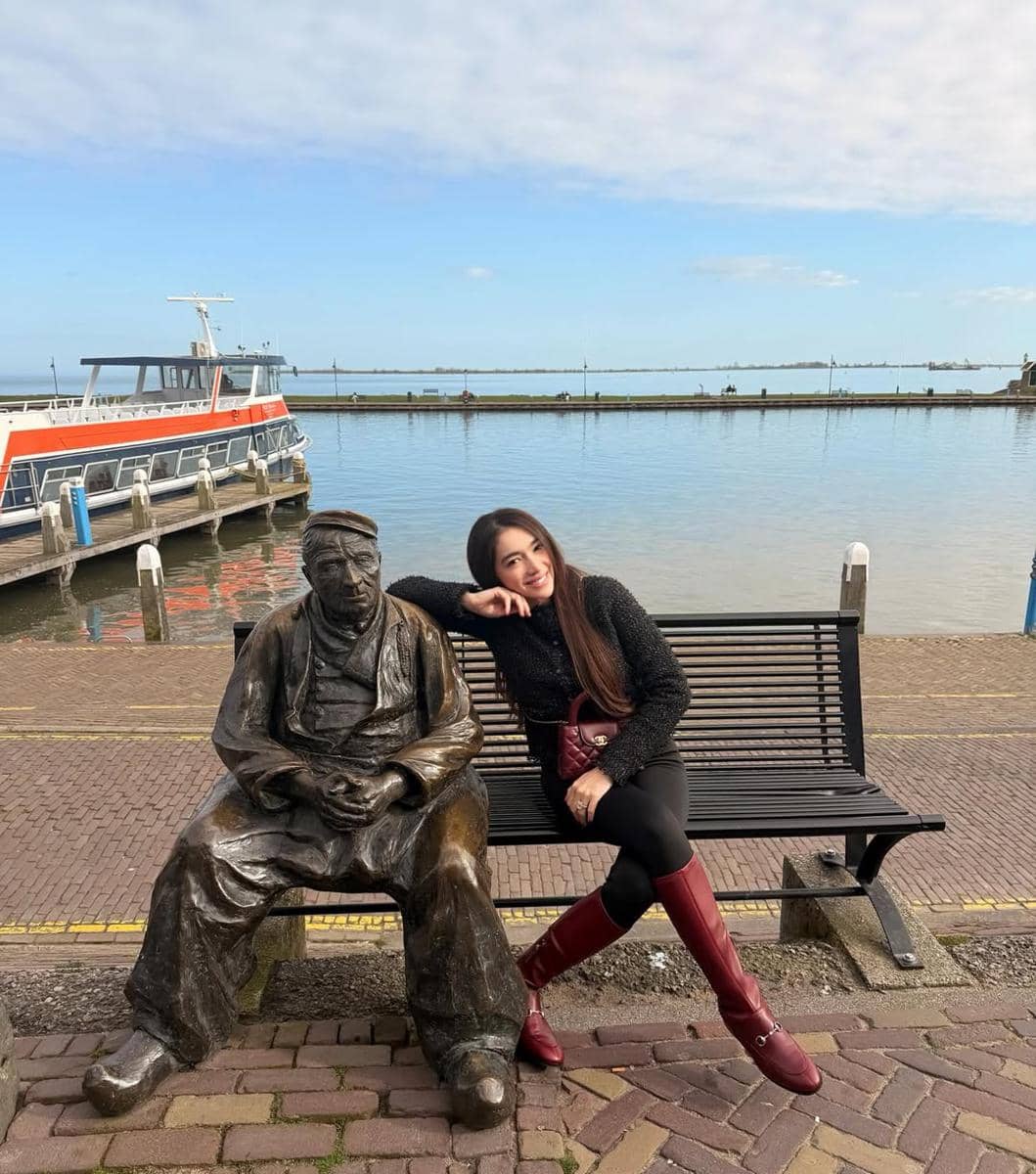 Angel Karamoy jalan-jalan di Kota Volendam