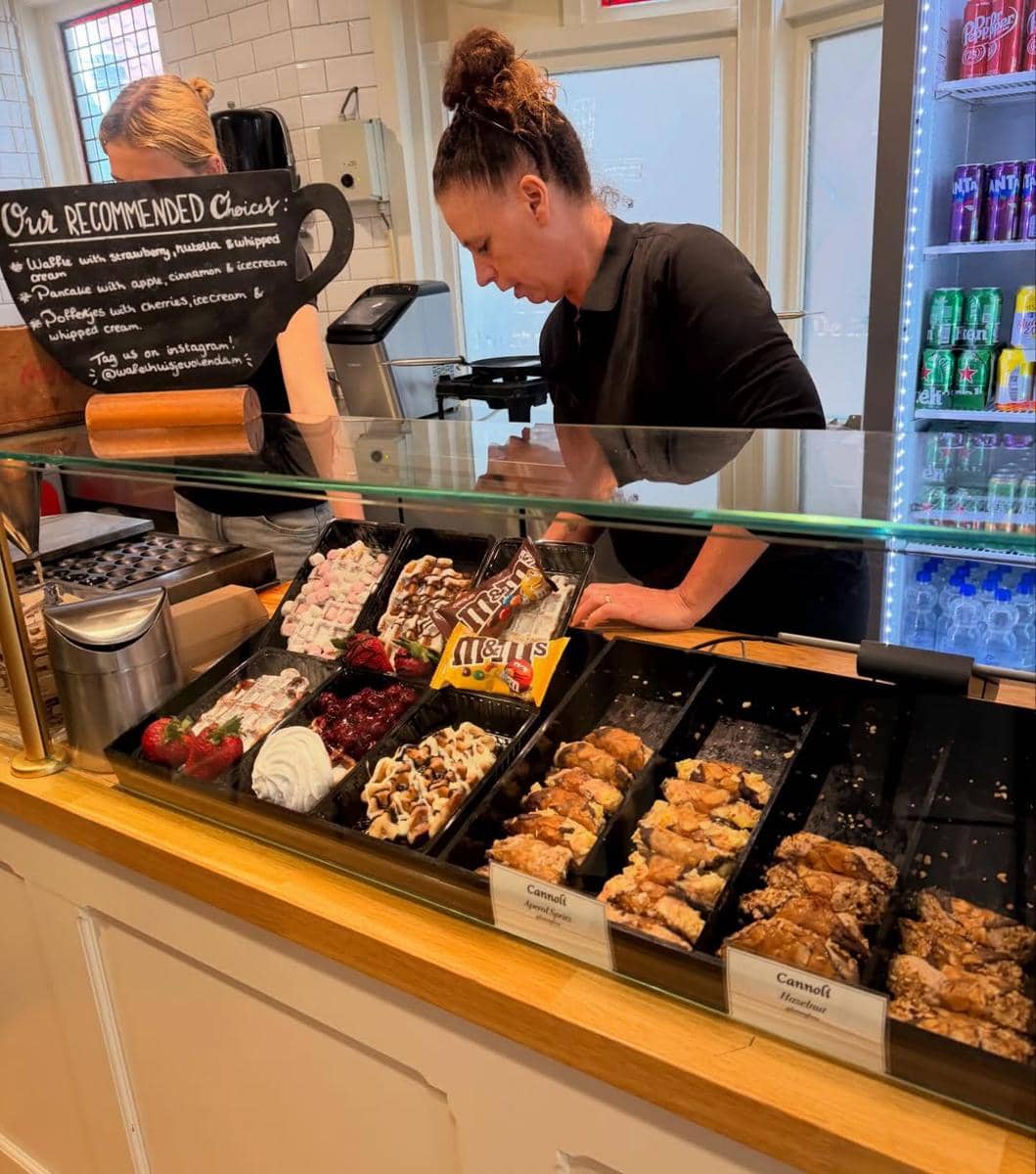 Angel Karamoy jalan-jalan di Kota Volendam