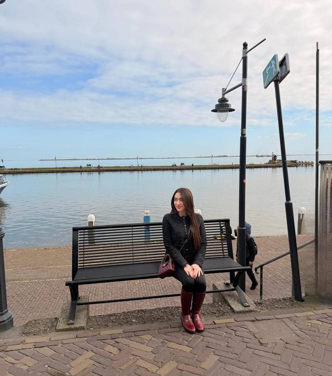 Angel Karamoy jalan-jalan di Kota Volendam