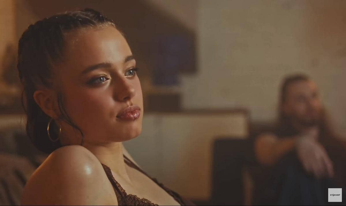 potret Shiloh di MV Dayoung What's a girl to do