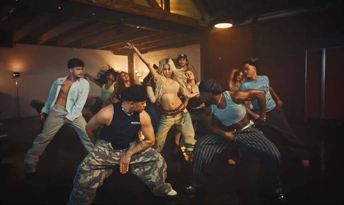 potret Shiloh di MV Dayoung What's a girl to do