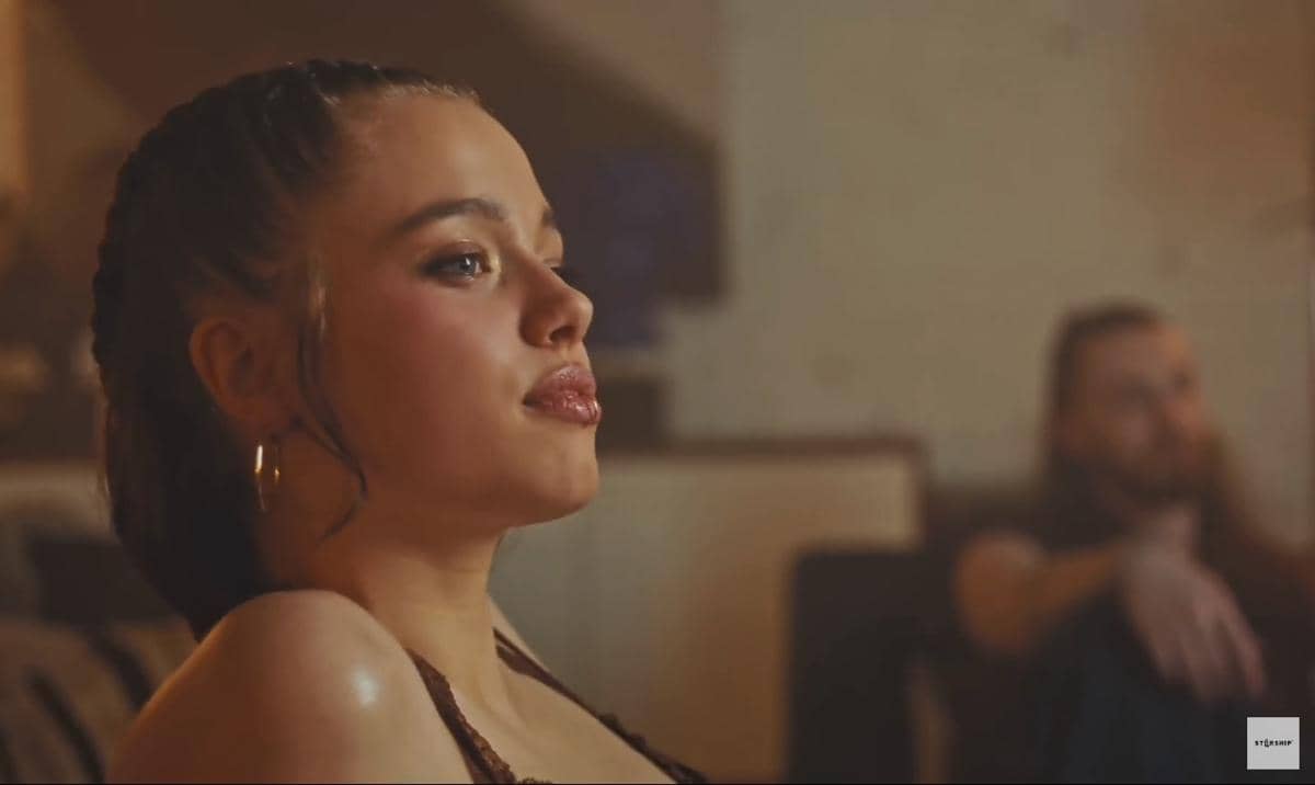 potret Shiloh di MV Dayoung What's a girl to do