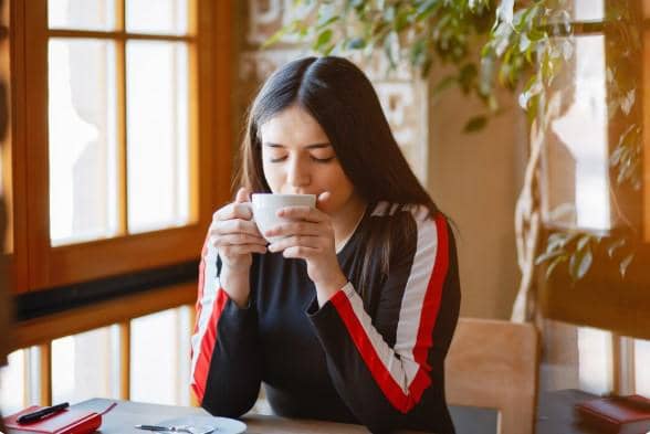 ilustrasi minum teh di pagi hari