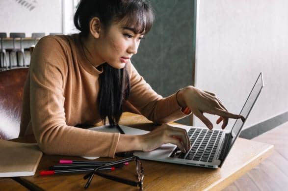 ilustrasi merevisi tulisan