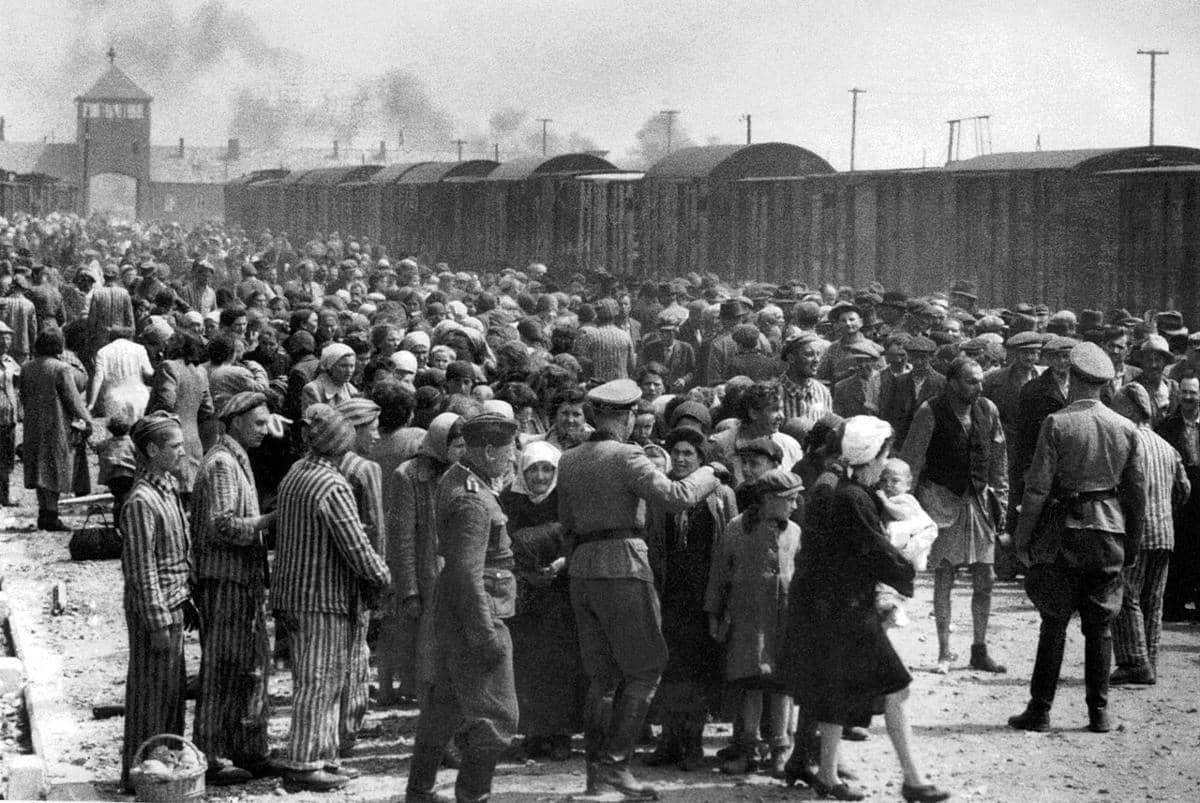 Kedatangan dan proses "seleksi" orang Yahudi Hungaria di kamp pemusnahan Auschwitz II-Birkenau pada bulan Mei atau Juni 1944. Foto ini merupakan bagian dari Album Auschwitz, koleksi foto langka yang diambil oleh personel SS yang menjadi satu-satunya bukti visual yang masih ada tentang proses yang me