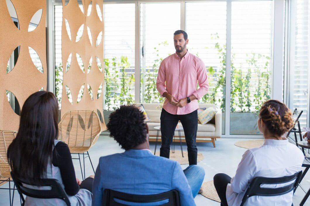 ilustrasi pria introvert berbicara di depan audiens