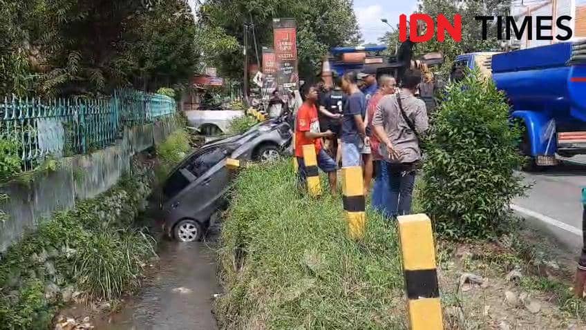Ditinggal Salat Dhuha, Honda Brio di Magetan Tiba-tiba Masuk Sungai