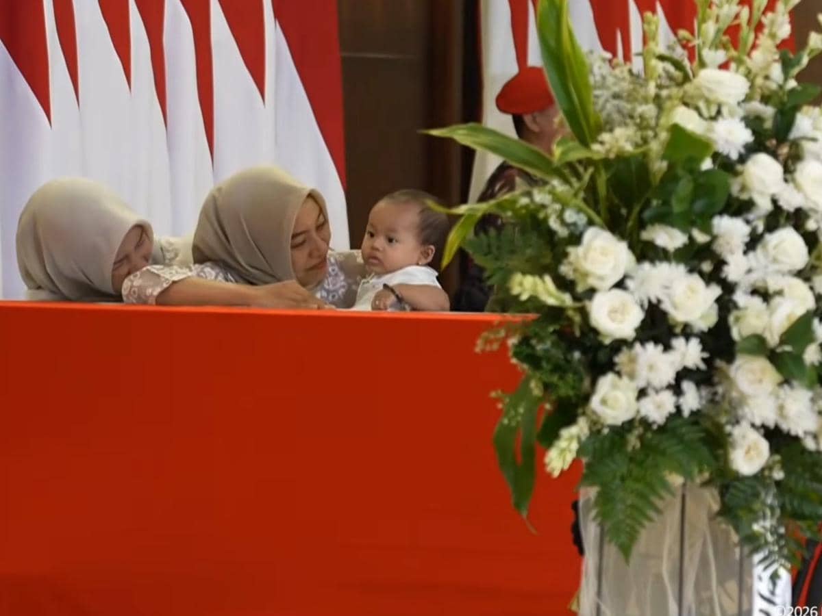 Peti Jenazah Mayor Zulmi Aditya Sampai Kediaman, Tangis Keluarga Pecah