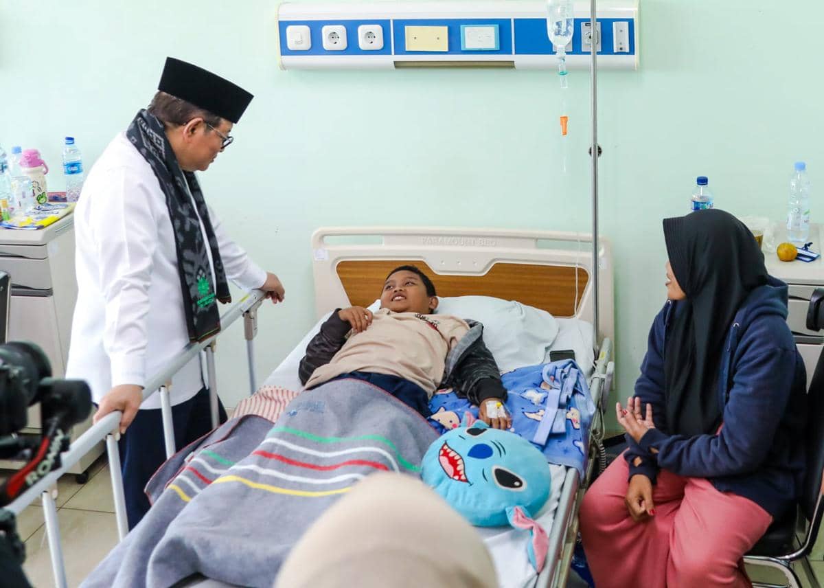 Gubernur DKI Jakarta, Pramono Anung,   meninjau penanganan korban dugaan keracunan MBG di Rumah Sakit Khusus Daerah (RSKD) Duren Sawit, Sabtu (4/4/2026). (Website/jakarta.go.id)