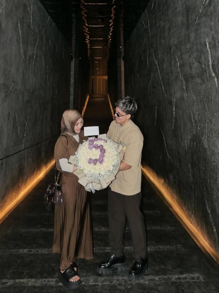 Gaya Aurel dan Atta rayakan Anniversary