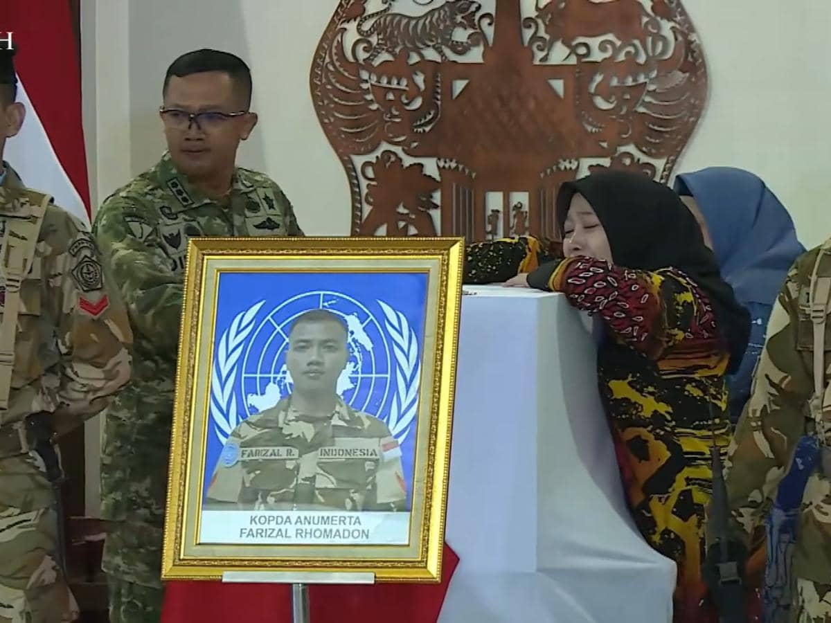 Tangis Keluarga 3 Anggota TNI yang Gugur Pecah di Atas Peti Jenazah