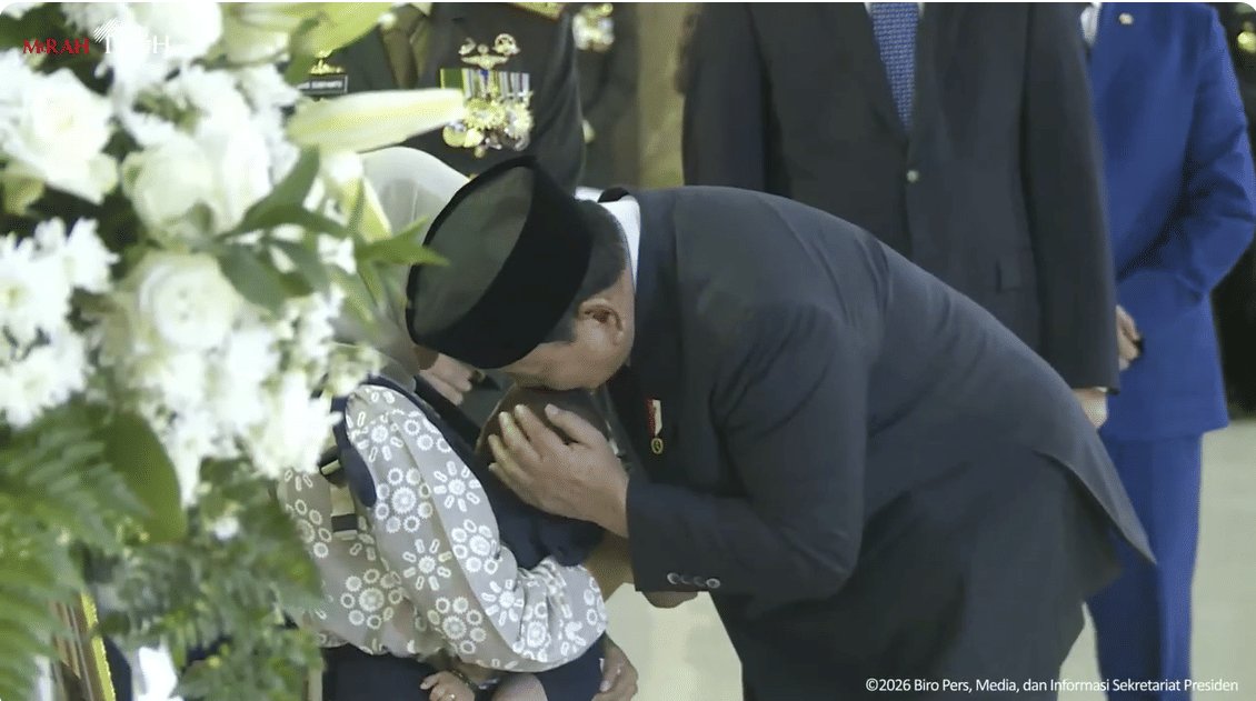 Momen Haru, Prabowo Cium Kepala Bayi Prajurit TNI yang Gugur