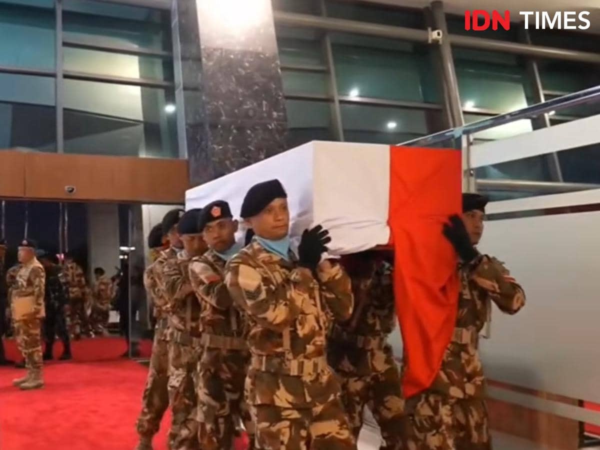 Isak tangis pecah saat jenazah 3 TNI yang gugur di Lebanon