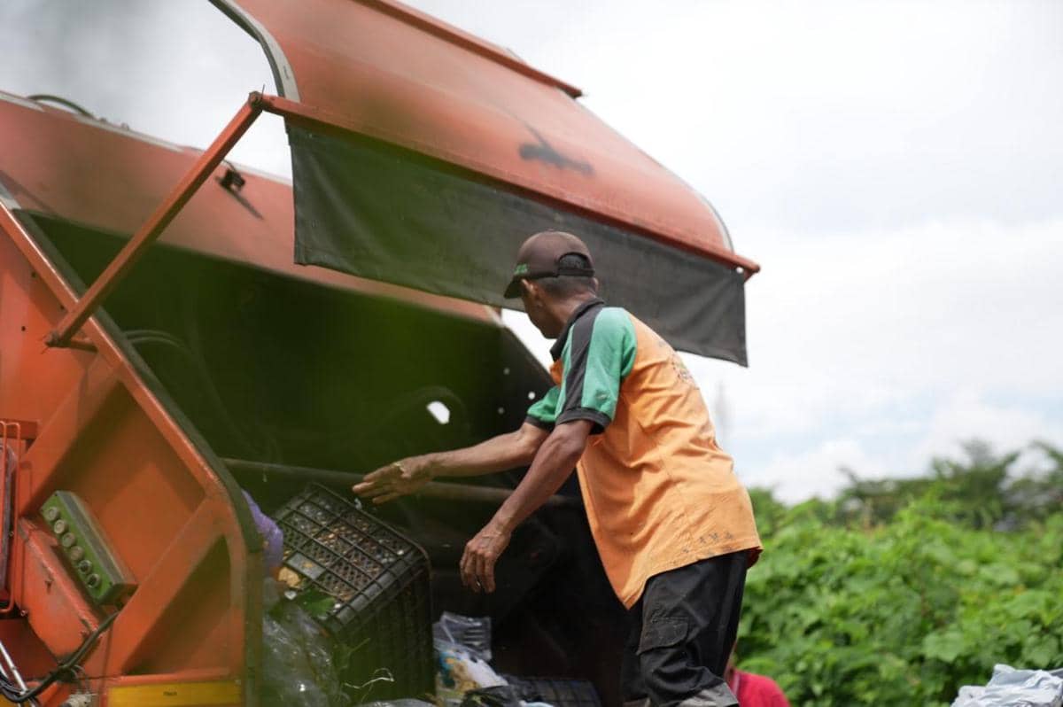 Dinas Lingkungan Hidup (DLH) DKI Jakarta menangani penumpukan sampah di sejumlah titik dalam kota pascalibur Lebaran dan dampak longsor di TPST Bantargebang. (Website/jakarta.go.id)