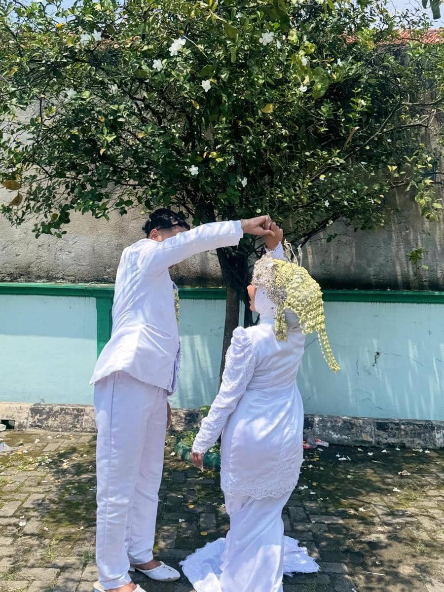 Gaya pernikahan Tiktokers Nuraini atau Cimoy