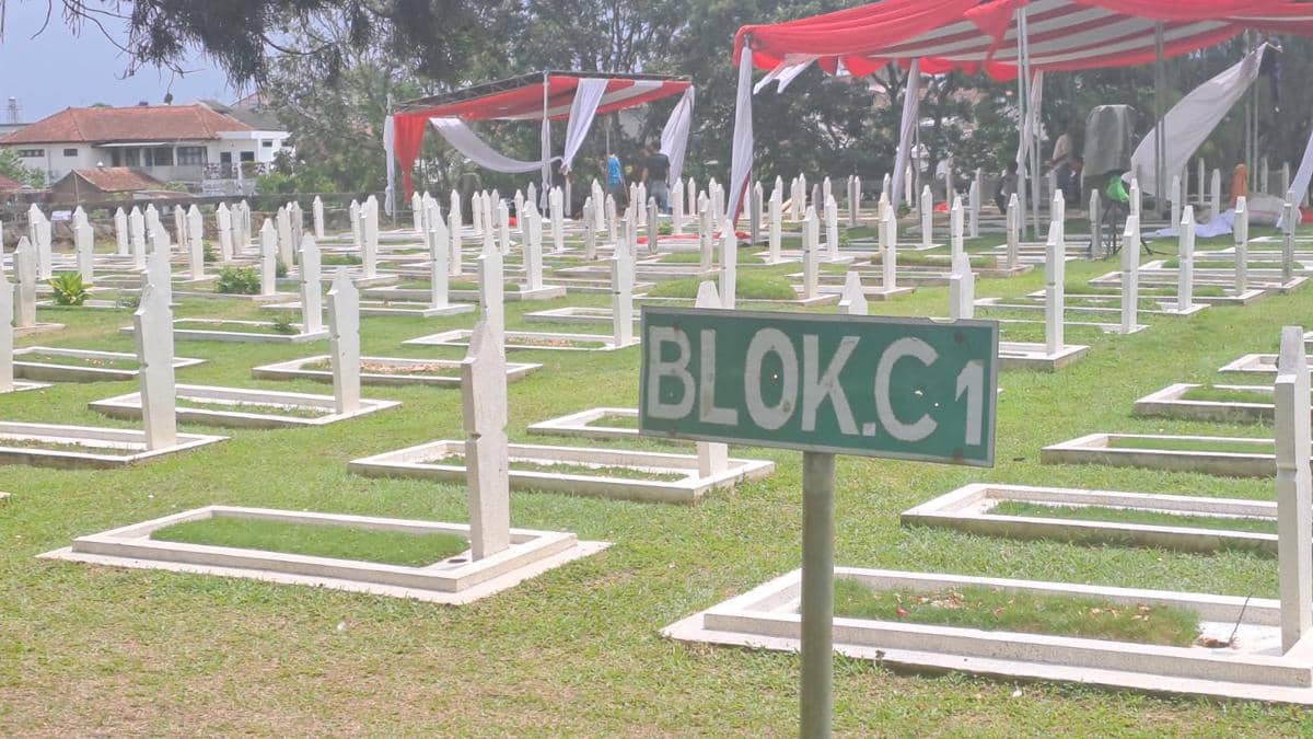 Mayor Anumerta Inf Zulmi Aditya Dimakamkan di Blok C1 TMP Cikutra